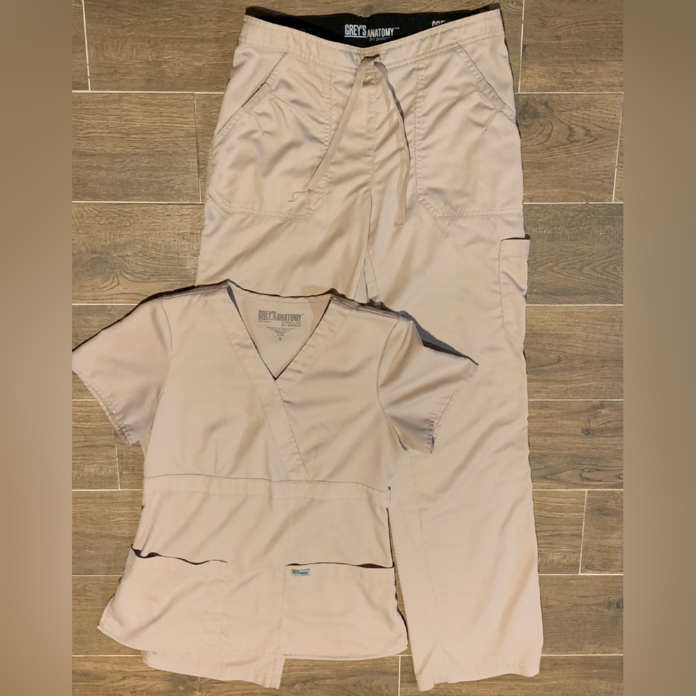 Grey’s Anatomy scrub set - sand / khakis - small